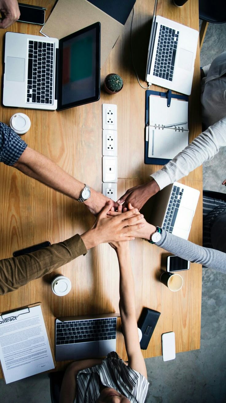Equipe colaborando ao redor de uma mesa de trabalho